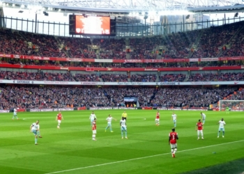 Arsenal demolish West Ham with six goals in London derby