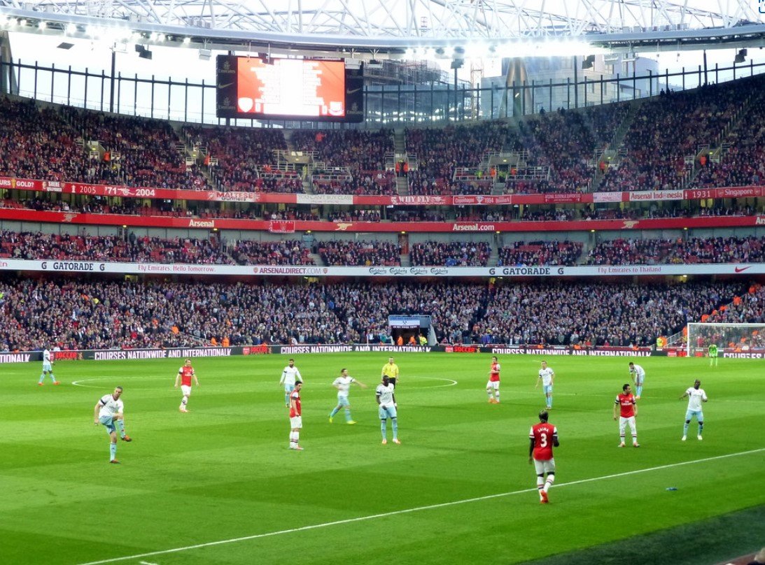 Arsenal demolish West Ham with six goals in London derby