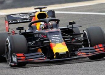 Verstappen claims pole for Bahrain GP with stunning lap