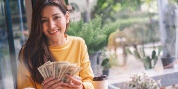 person holding money dividend income