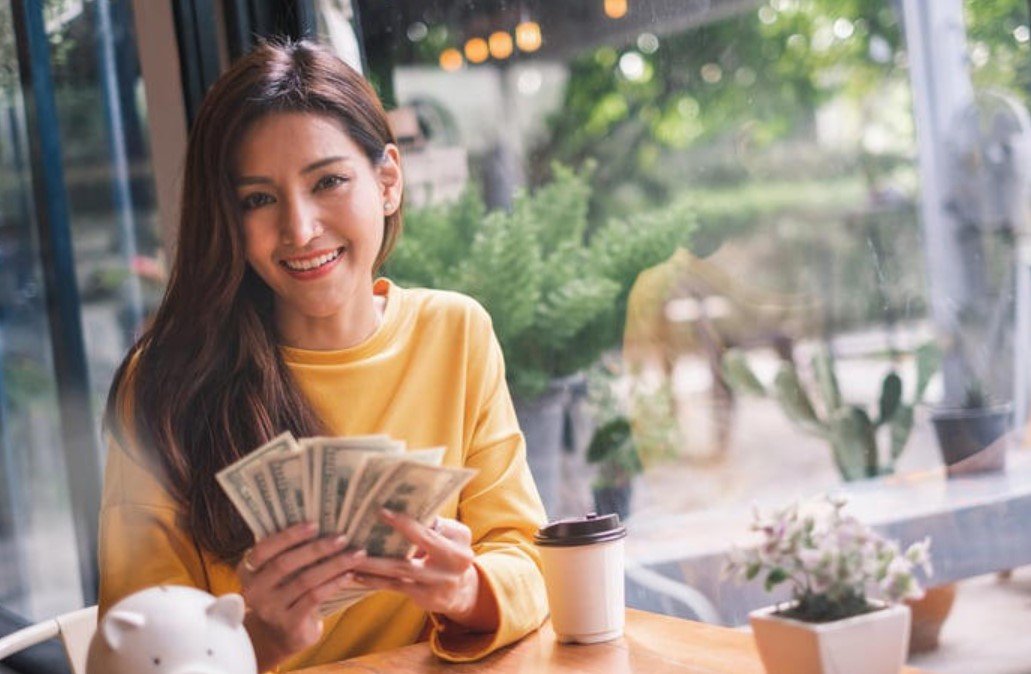 person holding money dividend income