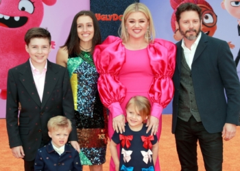 Kelly Clarkson and Brandon Blackstock with children