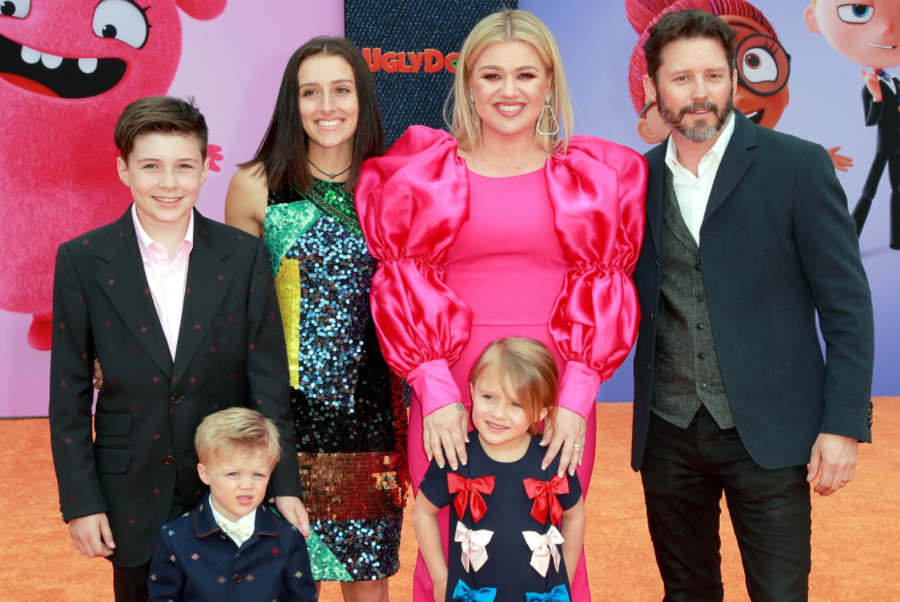 Kelly Clarkson and Brandon Blackstock with children