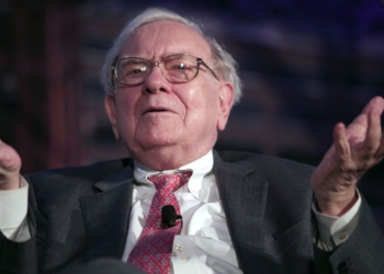 warren buffett smiling at shareholder meeting