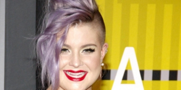 Kelly Osbourne shares how falconry helped her smile again
