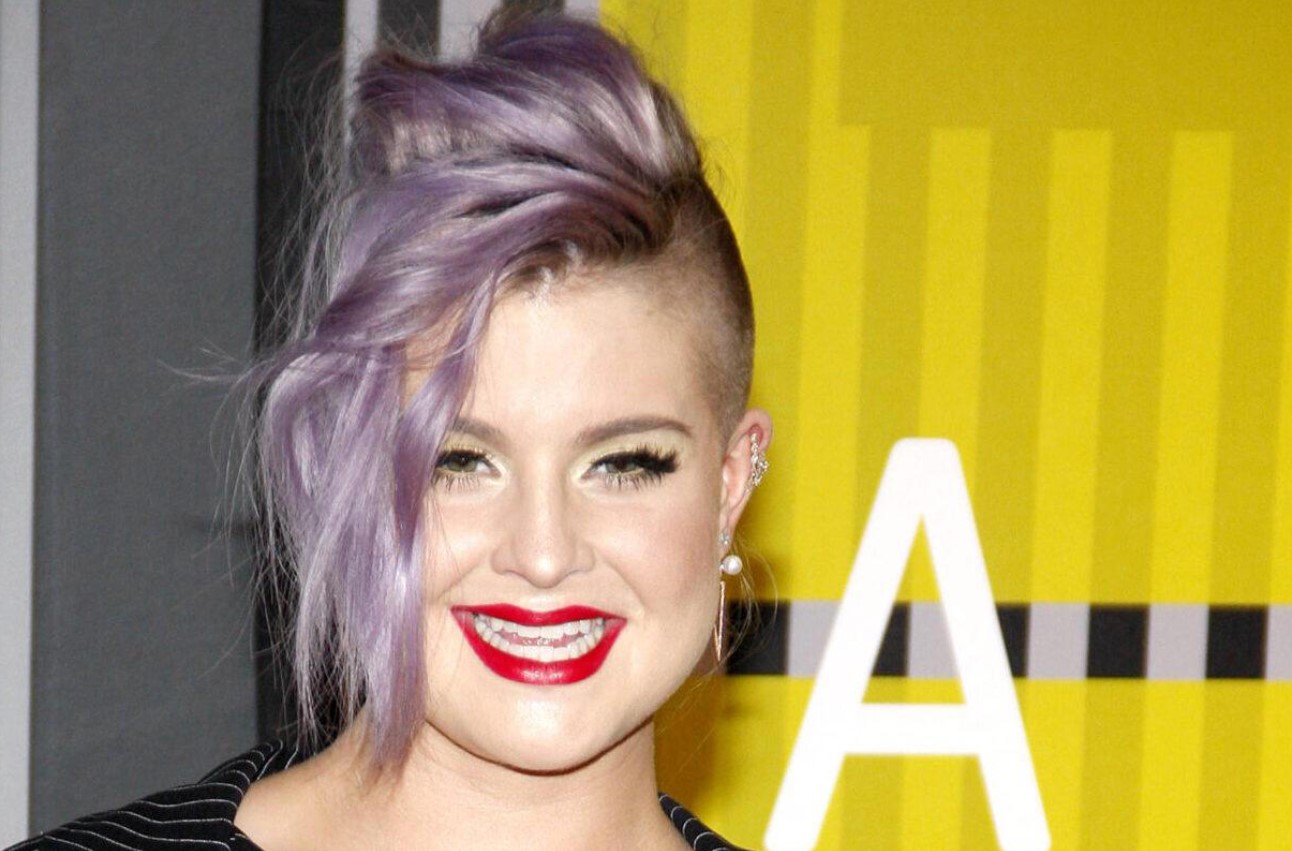 Kelly Osbourne shares how falconry helped her smile again