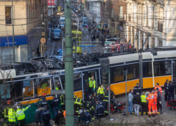 Milan tram derails on Vittorio Veneto Street