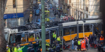 Milan tram derails on Vittorio Veneto Street